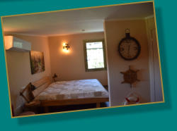 gemütliches Schlafzimmer mit Balkenbett