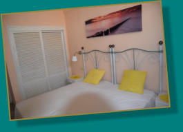 Schlafzimmer mit Doppelbett