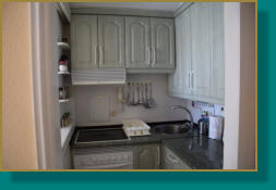 gut eingerichtete Einbauküche