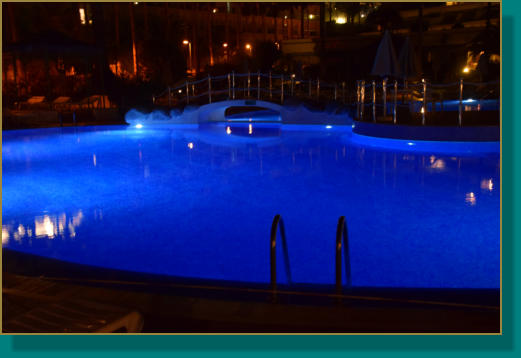 Beleuchteter Pool im Altamira
