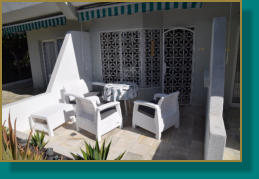 Sonnenterasse mit weißen Loungemöbel